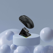 Souris gaming sans fil RGB équipée de son support rechargeable